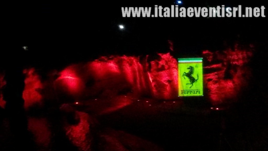 evento Ferrari, illuminazione scogliera, proiezione logo