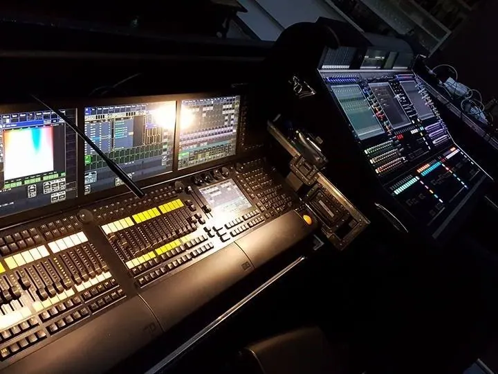 Regia audio e luci con mixer digitale durante un evento