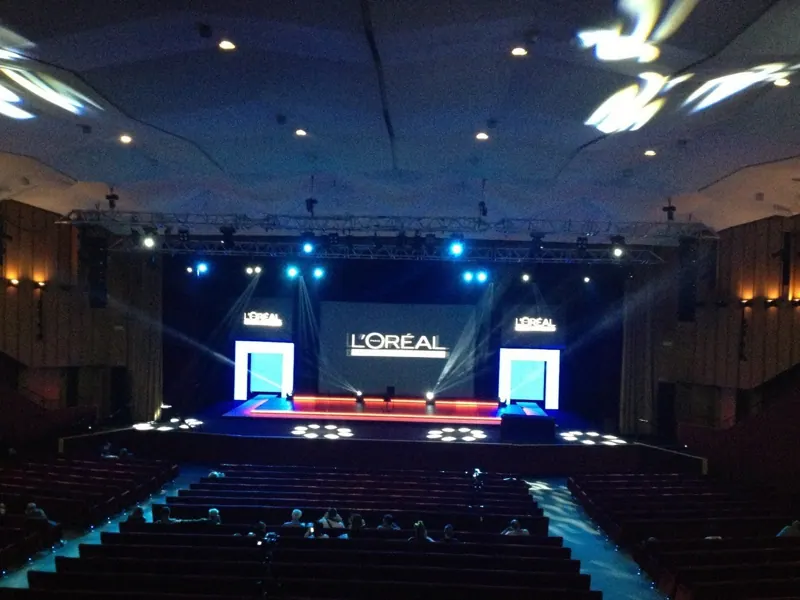 Platea di un teatro con palco e LED wall per uno show
