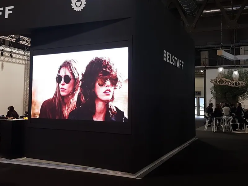 Stand fieristico nero con LED wall