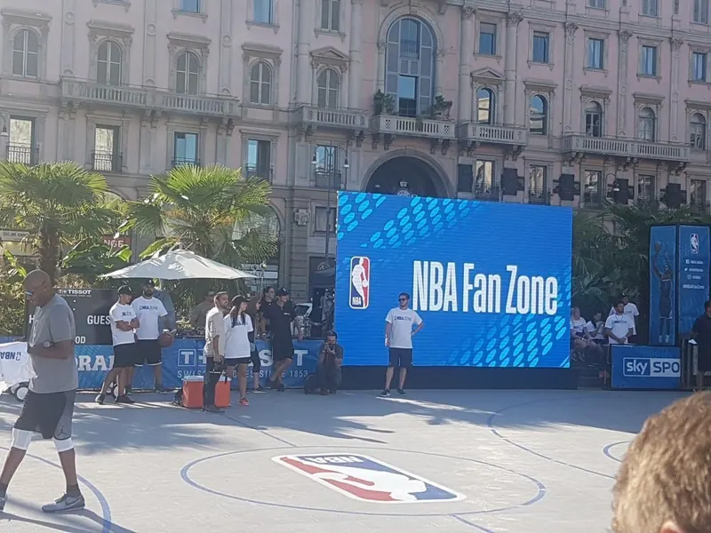 LED wall all'aperto in una piazza durante un evento sportivo