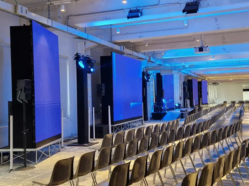 Sala di BASE Milano con palco, LED wall e luci blu
