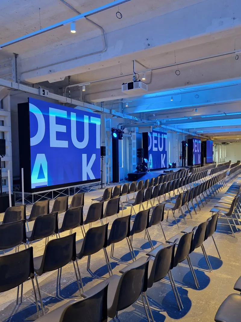 LED wall in fila lungo la sala di BASE Milano