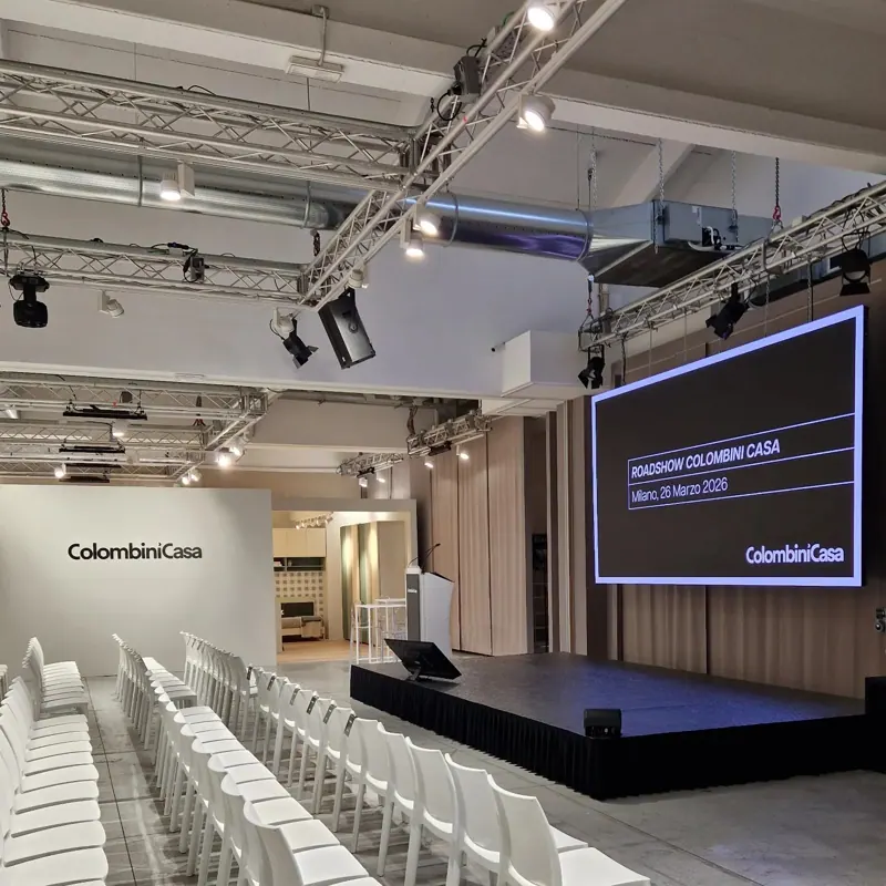 Sala presentazione con schermo LED e sedute bianche