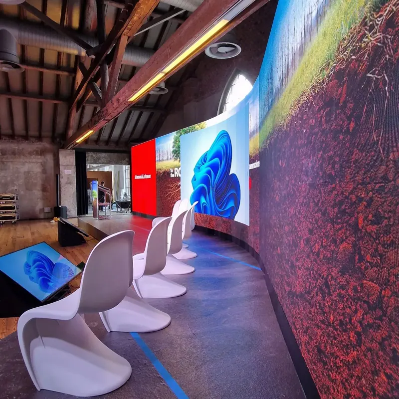LED wall curvo di 15 metri in una sala con sedute bianche