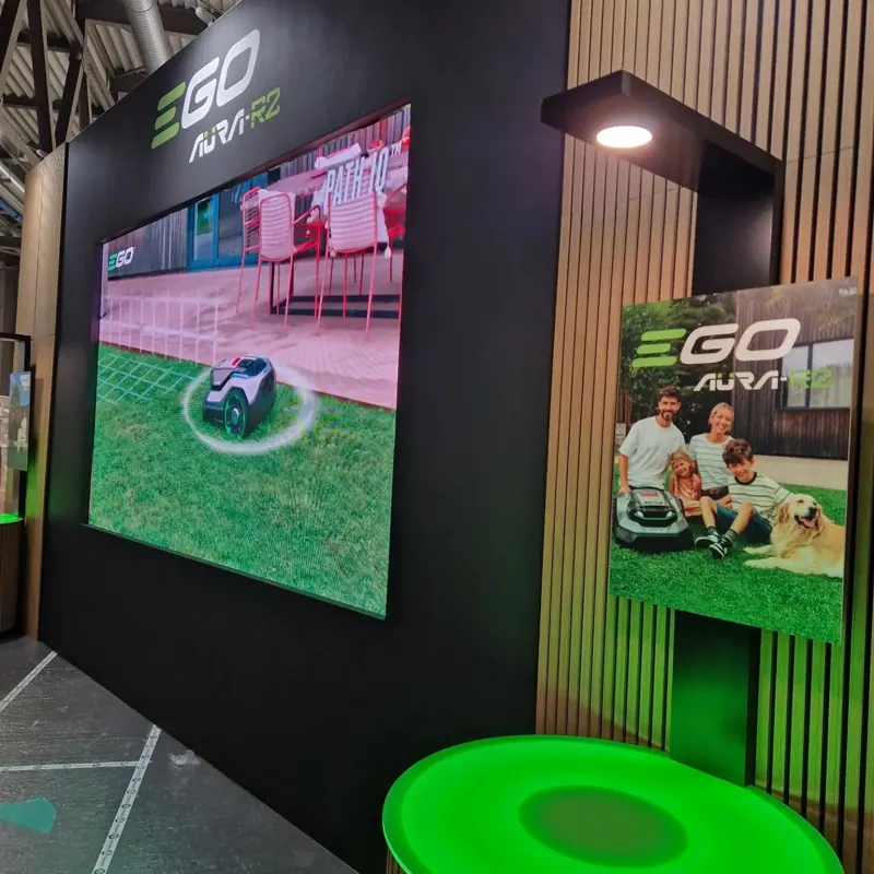 Stand con LED wall e piattaforma luminosa verde