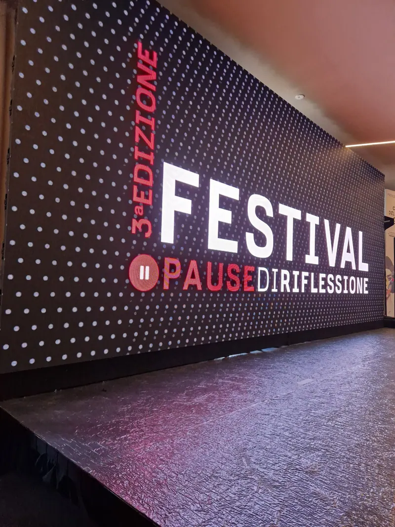 LED wall a puntini con la scritta di un festival