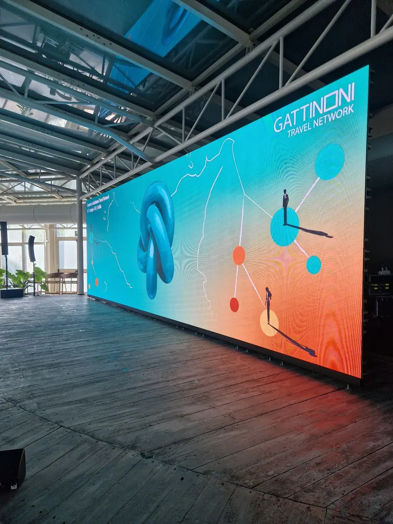 Grande LED wall con grafica colorata sotto una tettoia per un evento