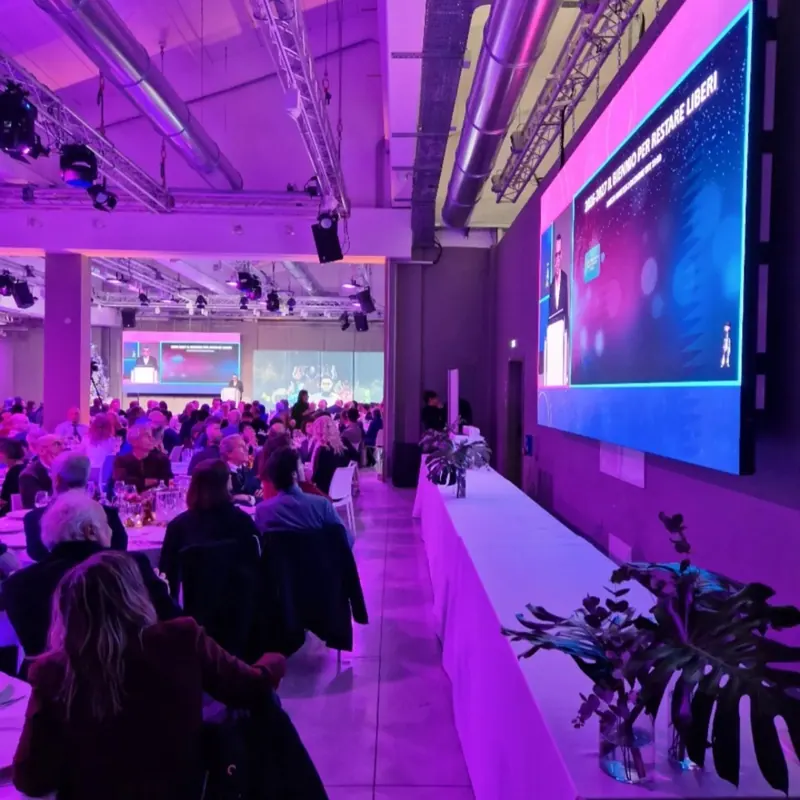 Evento privato con schermo LED e luci viola al JoyHub Event Factory di Milano