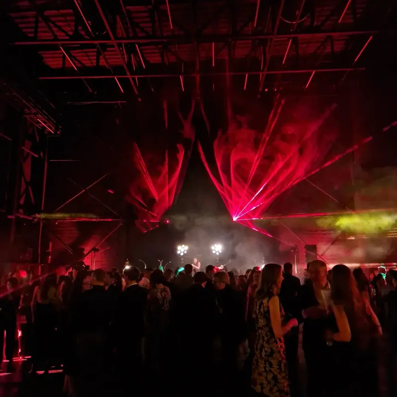 Laser rossi sopra il pubblico durante una festa