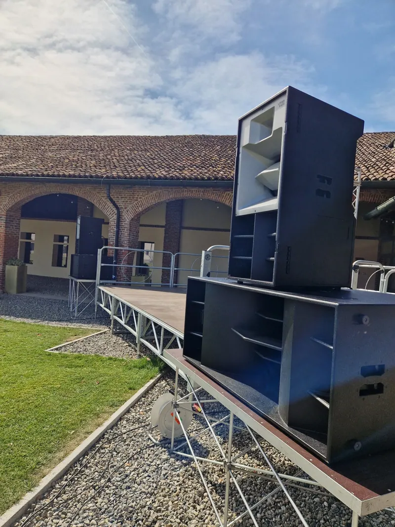 Palco modulare con casse nel cortile dell'Abbazia Mirasole