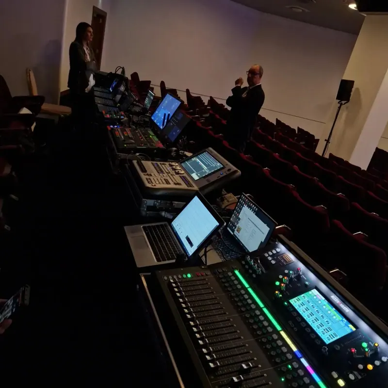Mixer audio digitali in regia in un teatro