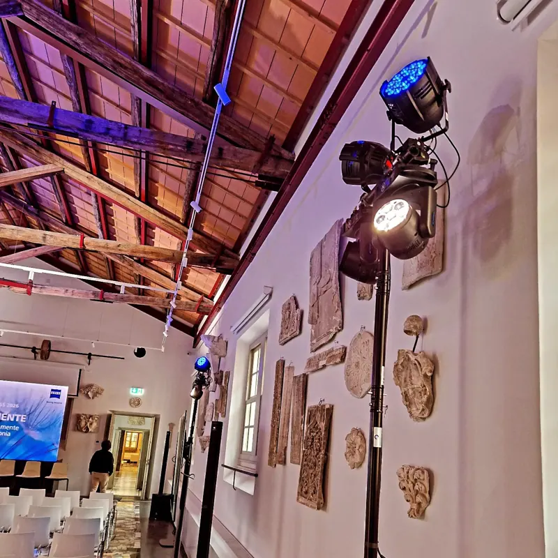Faro su treppiede in una sala storica con decorazioni