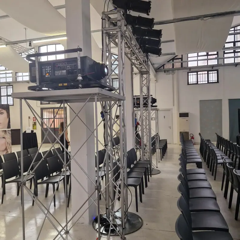 Videoproiettore montato su una torre di truss