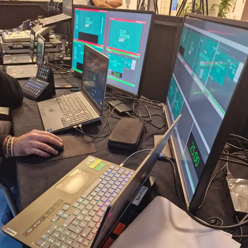 Postazione di regia con computer e monitor