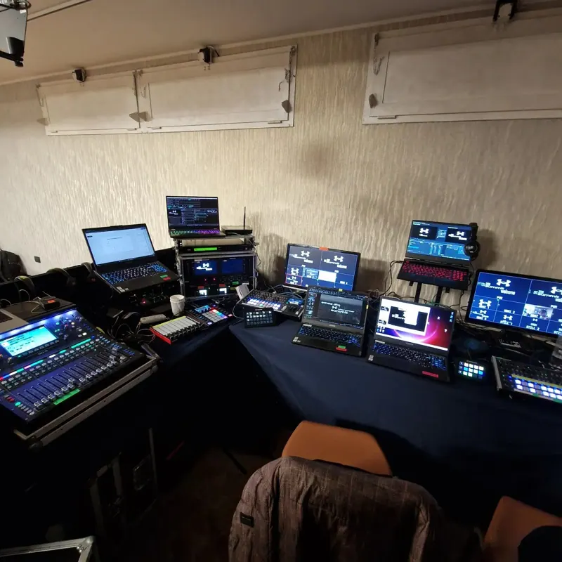 Regia video e luci con mixer e monitor