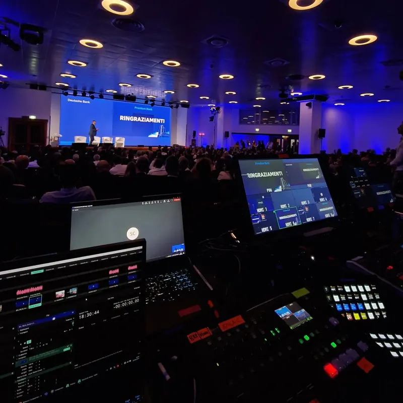 Regia video con mixer davanti al pubblico di una convention