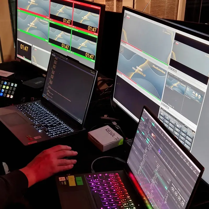 Mani sul mixer video durante un evento