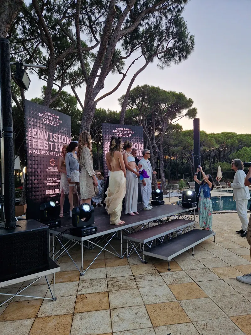 Palco all'aperto tra i pini con LED wall e artisti