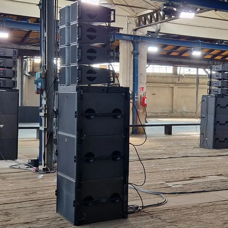 Torri di diffusori audio in una location industriale prima di una sfilata
