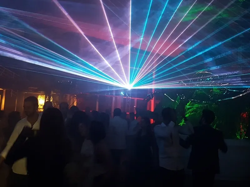 Laser show con fasci bianchi e blu sopra la pista