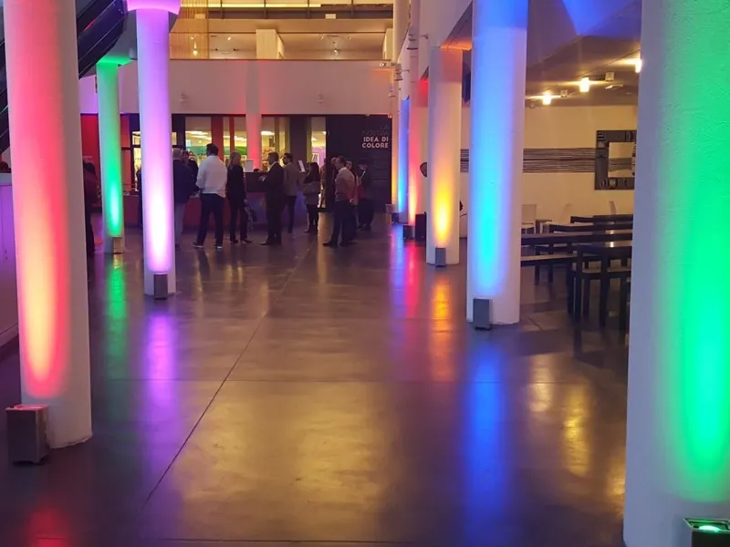 Colonne illuminate a colori in una sala per eventi