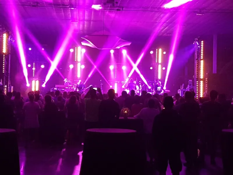 Concerto con fasci di luce viola dalle teste mobili