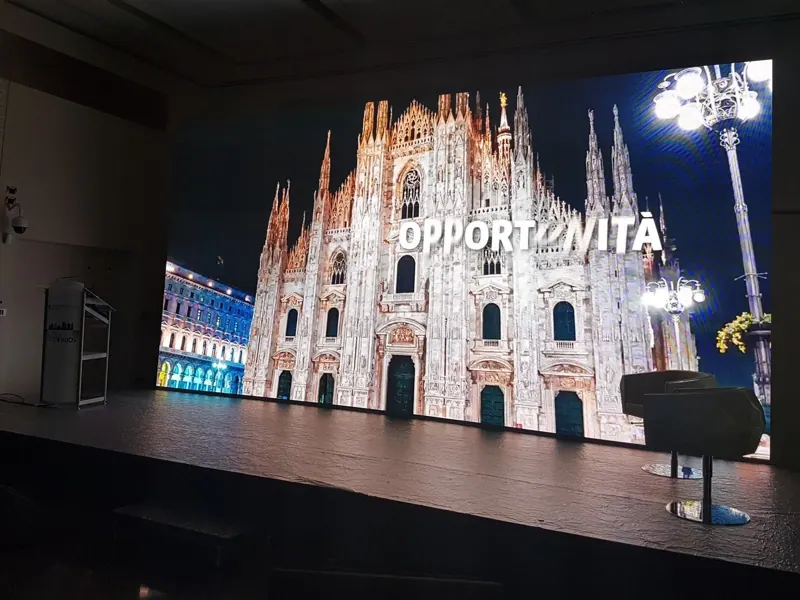 LED wall con l'immagine del Duomo di Milano su un palco