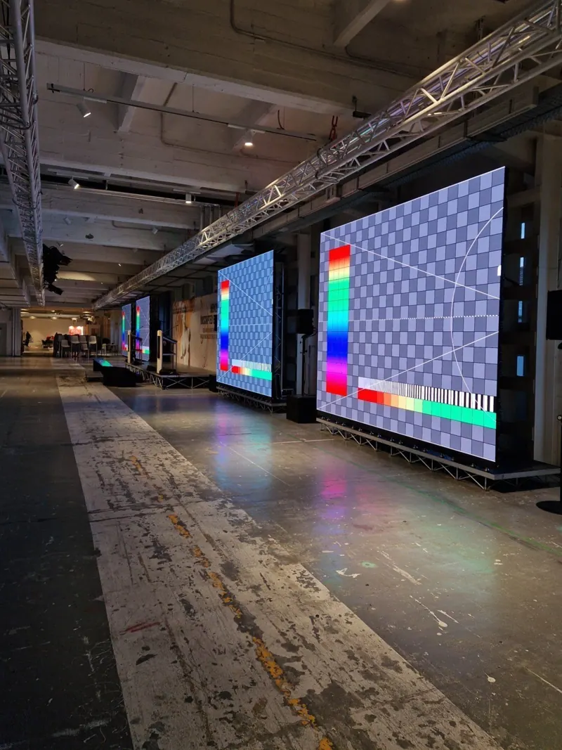 Prove di un grande LED wall in un padiglione