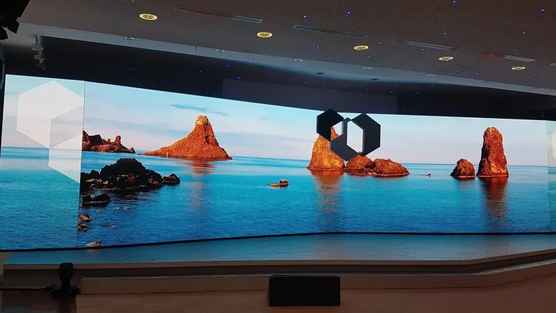 LED wall panoramico con l'immagine di un mare e dei faraglioni
