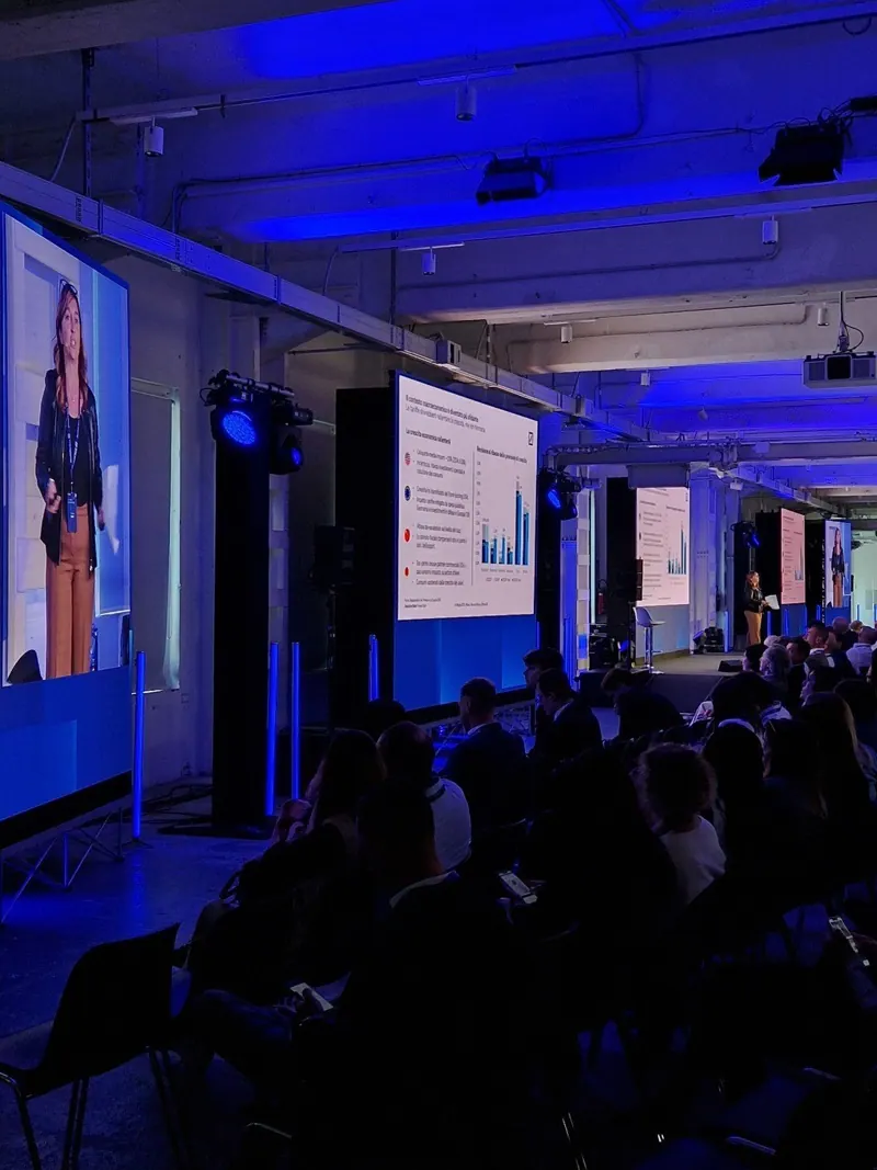 Sala di convention con LED wall e proiezione laterale