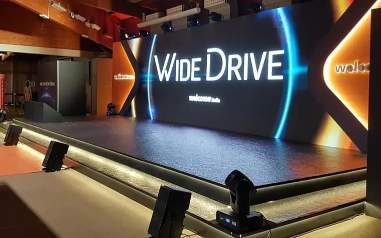 Palco con LED wall e luci per la presentazione di un'auto
