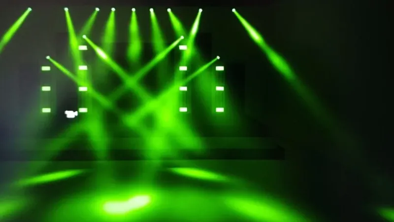 Render 3D di un palco con fasci di luce verdi