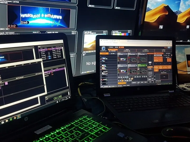 Postazione di regia video con monitor e software di controllo
