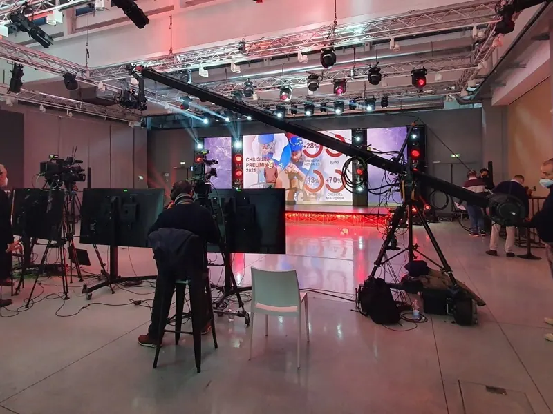 Regia per un evento in streaming con telecamere e gru