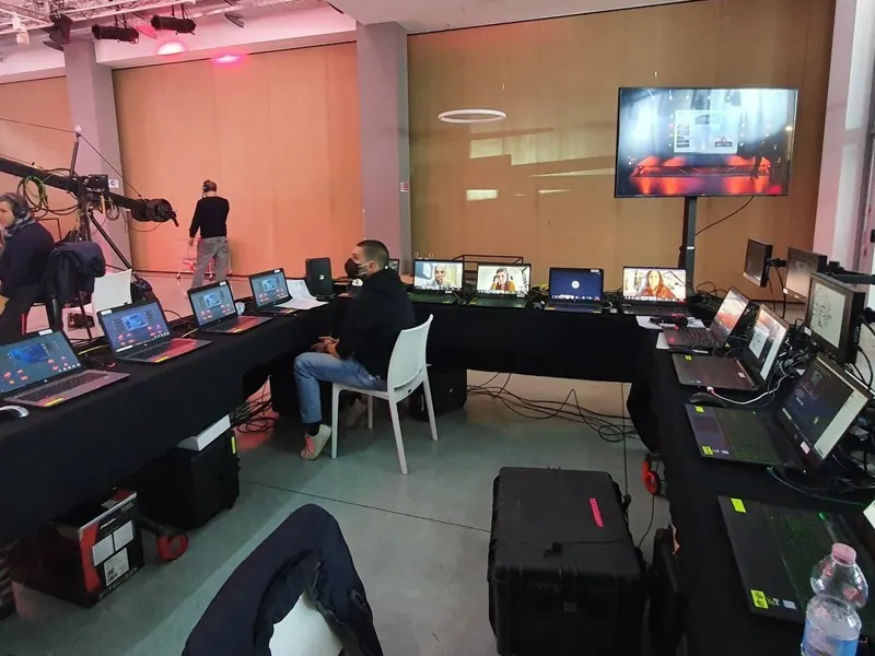 Regia streaming con computer e monitor in una sala