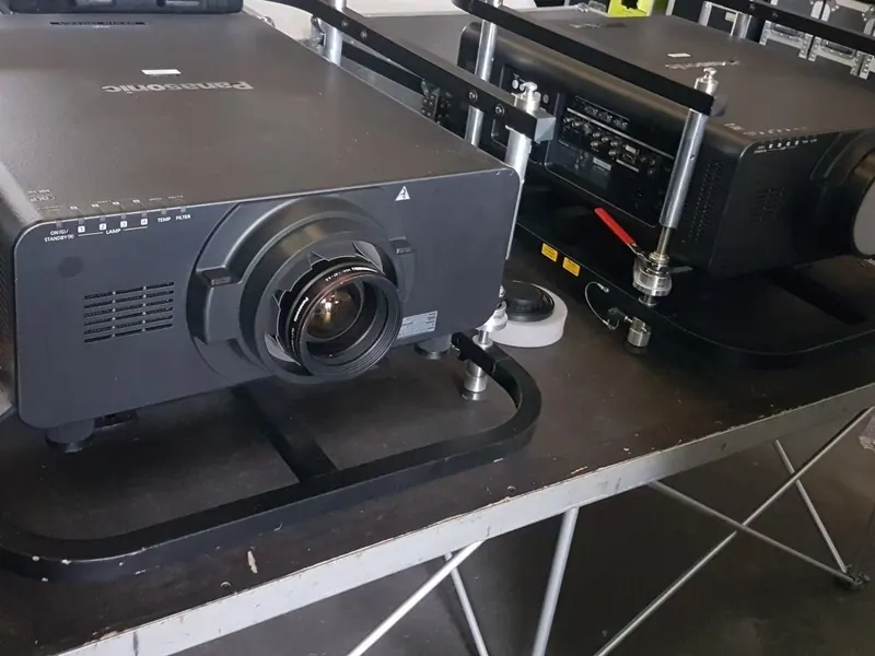 Videoproiettori professionali pronti all'installazione