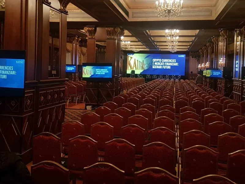Sala storica con poltrone rosse e monitor per la presentazione
